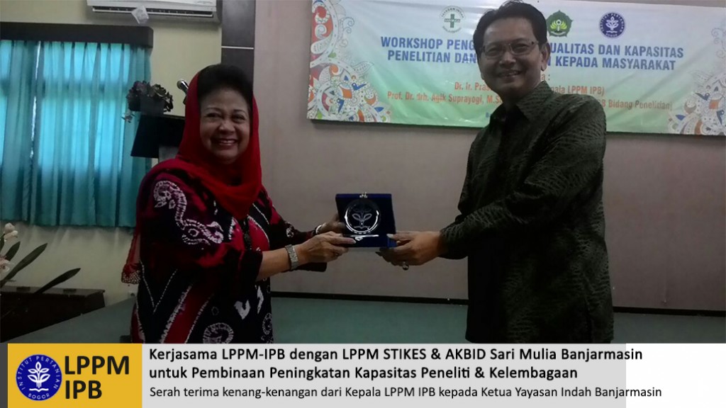 Serah terima kenang-kenangan dari Kepala LPPM IPB kepada Ketua Yayasan Indah Banjarmasin