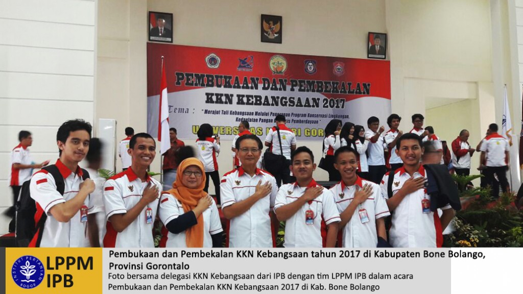 Foto bersama delegasi KKN Kebangsaan dari IPB dengan tim LPPM IPB dalam acara Pembukaan dan Pembekalan KKN Kebangsaan 2017 di Kab